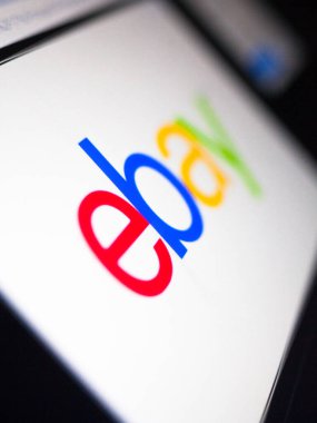 Kyiv, Ukrayna - 9 Mart 2021: eBay logosu ekranda. eBay, web sitesi aracılığıyla tüketiciden tüketiciye ve işletmeden tüketiciye satışları kolaylaştıran bir e-ticaret şirketidir..
