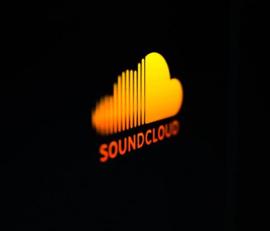 Kyiv, Ukrayna - 9 Mart 2021: Ekranda SoundCloud logosu. SoundCloud, kullanıcılarının ses aktarımını, tanıtımını ve paylaşımını sağlayan çevrimiçi bir ses dağıtım platformudur..