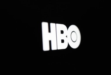 Kyiv, Ukrayna - 9 Mart 2021: Ekranda HBO (Home Box Office) logosu. HBO, Amerika Birleşik Devletleri 'nin en eski televizyon aboneliği olan bir televizyon kanalıdır.. 