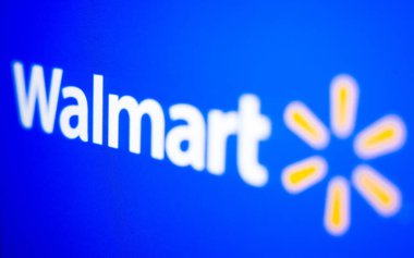 Kyiv, Ukrayna - 9 Mart 2021: Walmart logosu ekranda. Walmart, Amerika Birleşik Devletleri 'nde hipermarketler, indirim mağazaları ve marketler zinciri işleten çok uluslu bir perakende satış şirketidir.,
