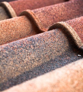 Eski paslı, dalgalı, metal çatı kaplaması. Aşınma. Yakın plan..