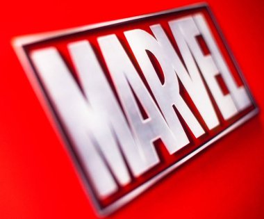 Kyiv, Ukrayna - 9 Mart 2021: Marvel logosu ekranda. Ünlü marka üreten çizgi romanlar, filmler, televizyon dizileri ve diğer ilgili medya.