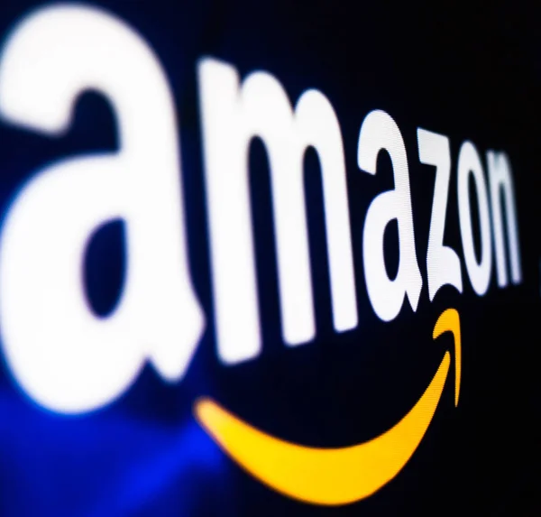Kyiv, Ukrayna - 9 Mart 2021: Amazon logosu ekranda. Amazon, e-ticaret, bulut hesaplama, dijital akış ve yapay zekaya odaklanan bir Amerikan çokuluslu teknoloji şirketidir..