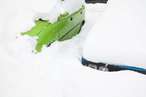 Osobní Automobily Sněhové Závěji Parkovišti Auta Pokrytá Sněhem Sněhové Bouři — Stock fotografie