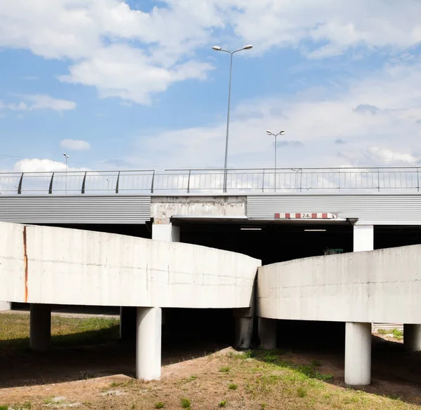 グレードのランプ分離された道路の接合部 橋の下の道路 — ストック写真