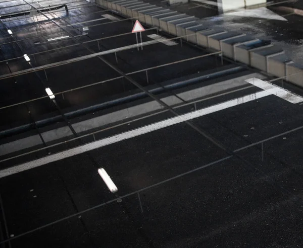 Parking Building Underbuilding Parking Puddles Asphalt Surface Reflecting Walls Ceiling — Stock Photo, Image