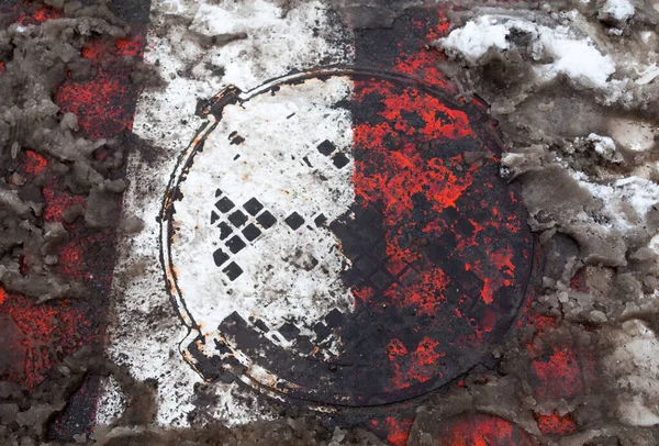 Manhole Com Zebra Vermelha Branca Cruzando Linhas Marcação Nele Neve — Fotografia de Stock