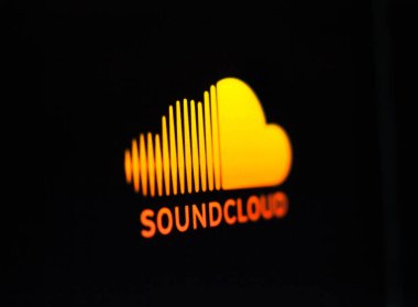 Kyiv, Ukrayna - 9 Mart 2021: Ekranda SoundCloud logosu. SoundCloud, kullanıcılarının ses aktarımını, tanıtımını ve paylaşımını sağlayan çevrimiçi bir ses dağıtım platformudur..