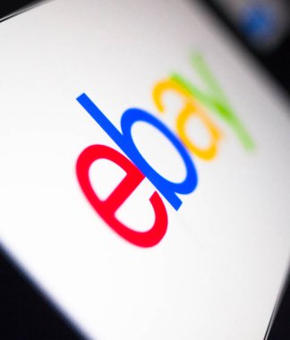 Kyiv, Ukrayna - 9 Mart 2021: eBay logosu ekranda. eBay, web sitesi aracılığıyla tüketiciden tüketiciye ve işletmeden tüketiciye satışları kolaylaştıran bir e-ticaret şirketidir..