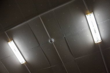 Karanlıkta parlayan lambalar ve tavanda duman dedektörü..