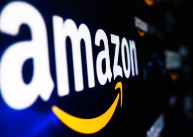 Kyiv, Ukrayna - 9 Mart 2021: Amazon logosu ekranda. Amazon, e-ticaret, bulut hesaplama, dijital akış ve yapay zekaya odaklanan bir Amerikan çokuluslu teknoloji şirketidir..