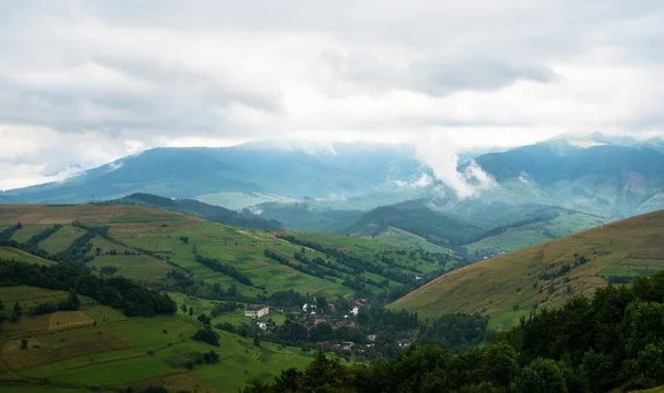 Paisaje en los Cárpatos Ucranianos — Foto de Stock