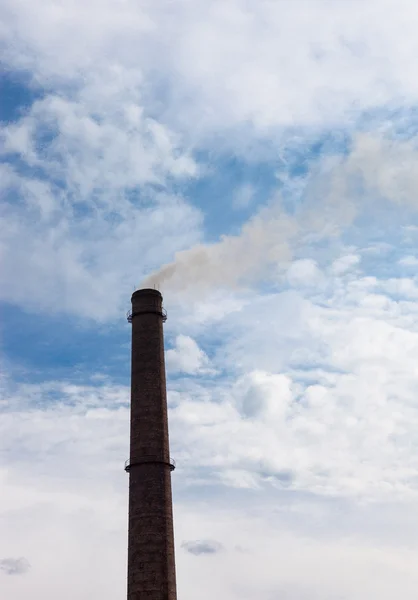 Smoke stack of the industrial plant against the cloudy sky — Stock Photo, Image