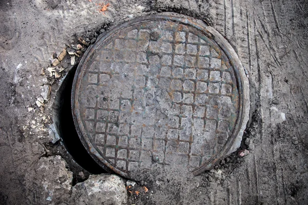 Trou d'homme ouvert avec couvercle métallique — Photo