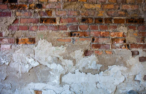 旧砖墙，有破损的石膏 — 图库照片