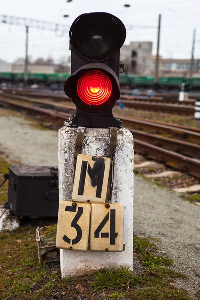 Železniční semafor ukazuje červený signál — Stock fotografie