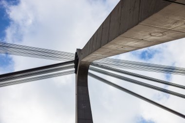 Pilon ve kabloları Kiev Askılı Köprüsü