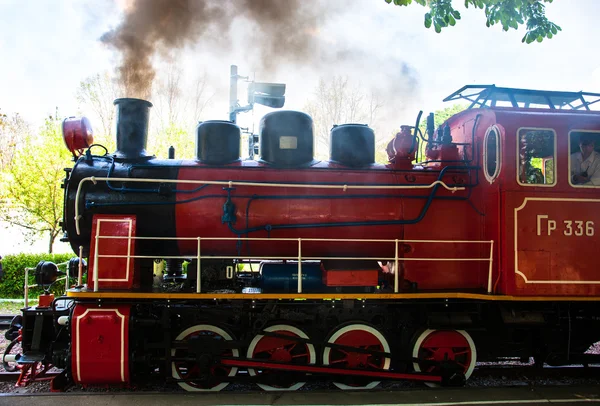Паровой локомотив выдувает дым — стоковое фото