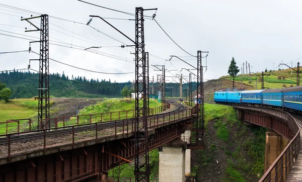 Vlak jede přes most v Karpatech — Stock fotografie