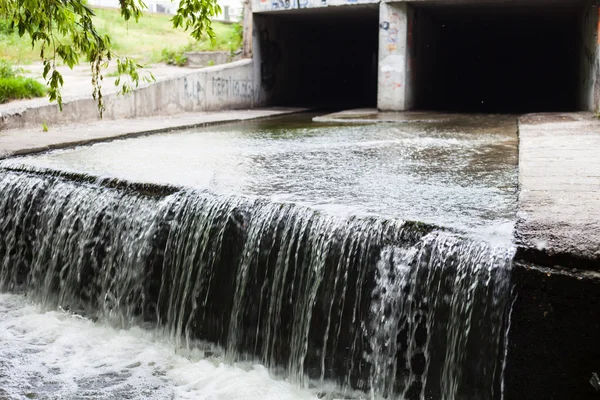 Su akıntısı yeraltı tünelinden akıyor.
