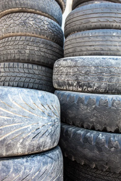 Pilha das antigas tampas de pneus usados . — Fotografia de Stock