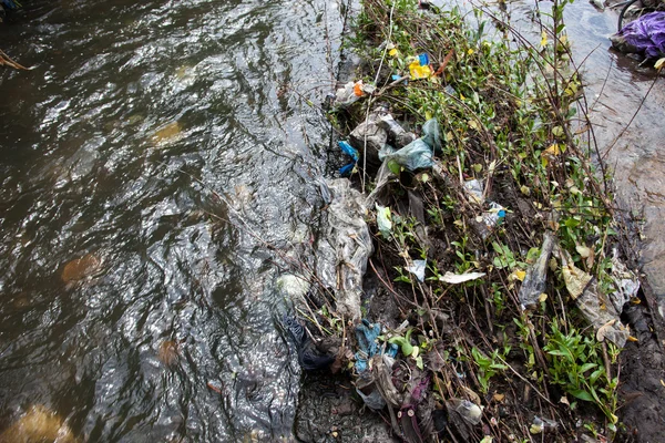 Загрязнение воды. Мусор в городском ручье — стоковое фото
