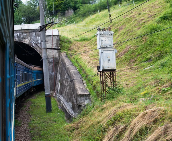 Tren Karpatlar 'daki tünele giriyor. — Stok fotoğraf