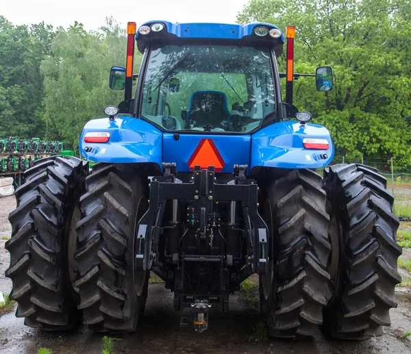 Pohled zezadu nového traktoru, modrá — Stock fotografie