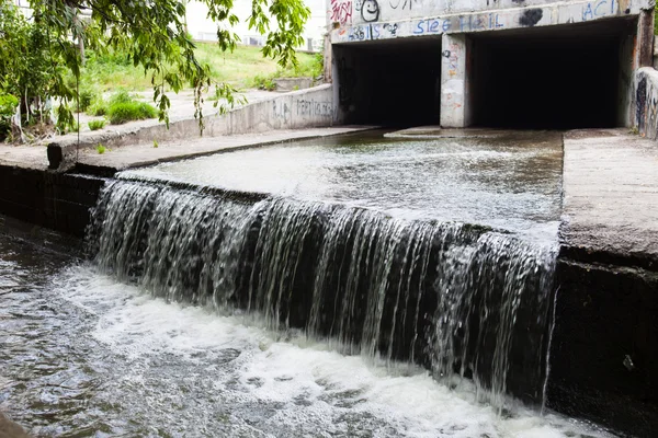 Wasser strömt aus dem unterirdischen Tunnel — Stockfoto