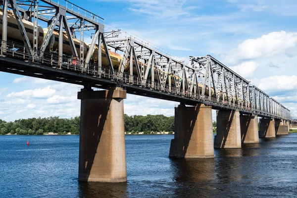 Railroad bridge in Kyiv across the Dnieper with freight train — Stock Photo, Image