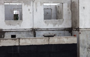 İnşaat alanında tamamlanmamış gri beton bina