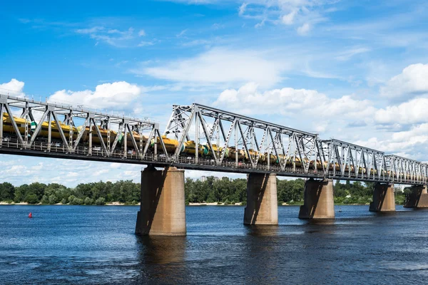 Kyiv 'deki demiryolu köprüsü Dinyeper boyunca yük treniyle.