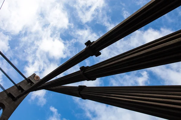 Pylonem a kabely Zavěšený most v Kyjevě — Stock fotografie