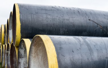 Yeni metal borular yığını