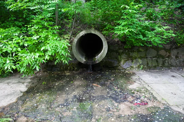 The run-off pipe discharging water — Stock Photo, Image