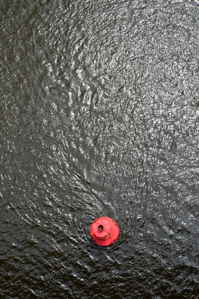 Bóia vermelha na superfície da água — Fotografia de Stock