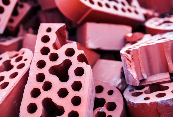 Yeni ama dövülmüş silikat tuğla yığını