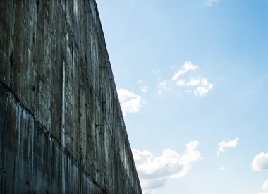 Gökyüzü gri beton duvar