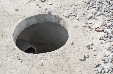 Yeni beton blokta kapaksız rögar deliği 