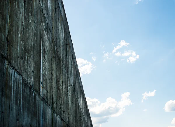 하늘에 대 한 회색 콘크리트 벽 — 스톡 사진