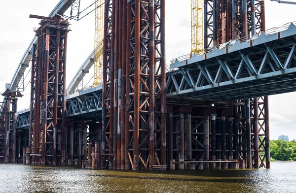 Construção da nova ponte através do dnieper em kyiv — Fotografia de Stock