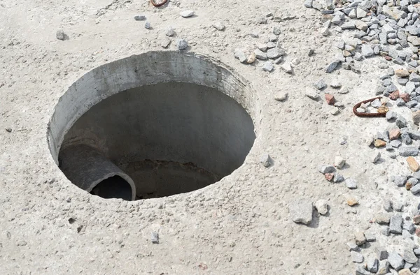 Yeni beton blokta kapaksız rögar deliği 