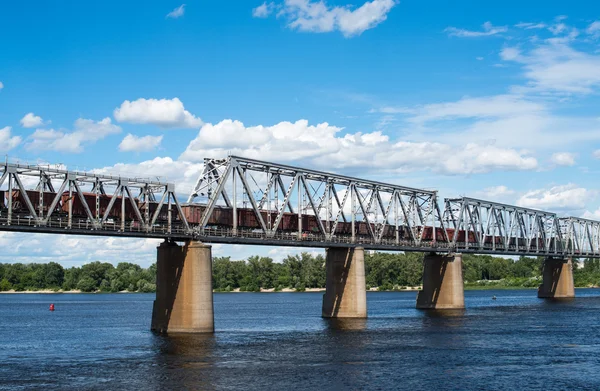 Железнодорожный мост в Киеве через Днепр с грузовым поездом — стоковое фото