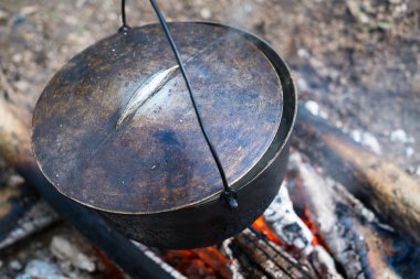 Ateş altında bir kazan.