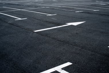 Park yol çizgileri çizgi ile asfalt yüzeyine