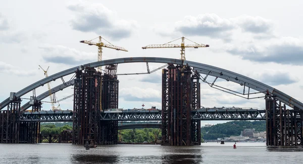 Construction of the new bridge across the Dnieper in Kyiv — Stock Photo, Image