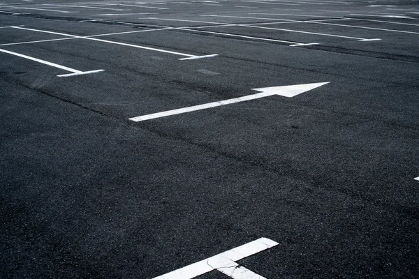 Surface asphaltée du parking avec des lignes de marquage routier — Photo