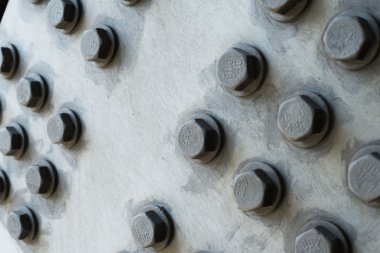 Altıgen cıvata başlıklı gri metal yüzey