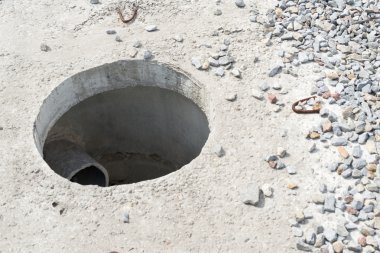 Yeni beton blokta kapaksız rögar deliği 