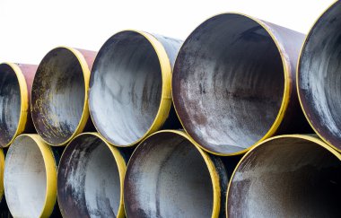 Yeni metal borular yığını